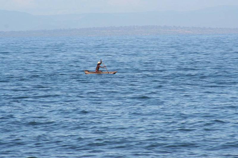 image007.JPG - Fischer im Einbaum