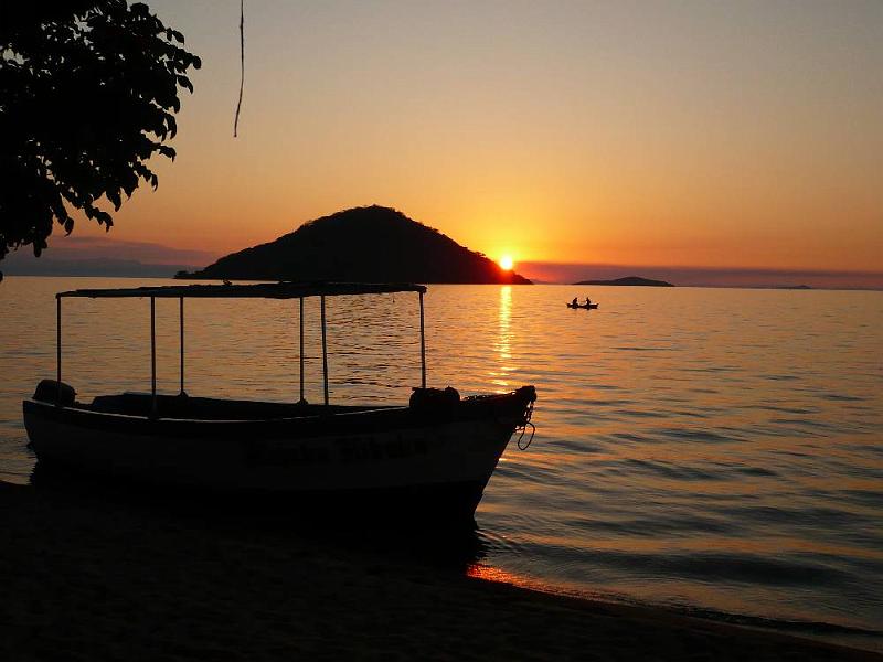 image022.JPG - Sonnenuntergang am Cape Maclear