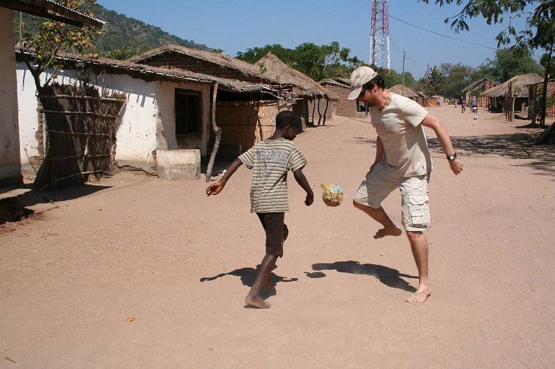 image038.JPG - Fußball mit einem Ball aus Müllbeuteln