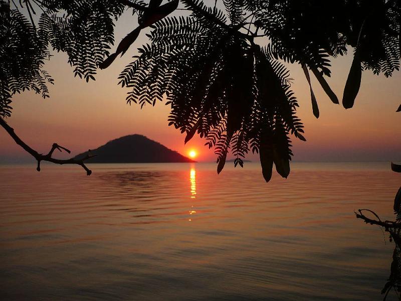 image043.JPG - Lake Sunset