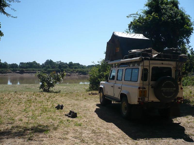 sambiaA005B.jpg - unser Landrover mit Dachzelt am Luangwa River