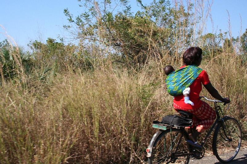 sambiaB002.jpg - Sambia - Radfahrer ueberall