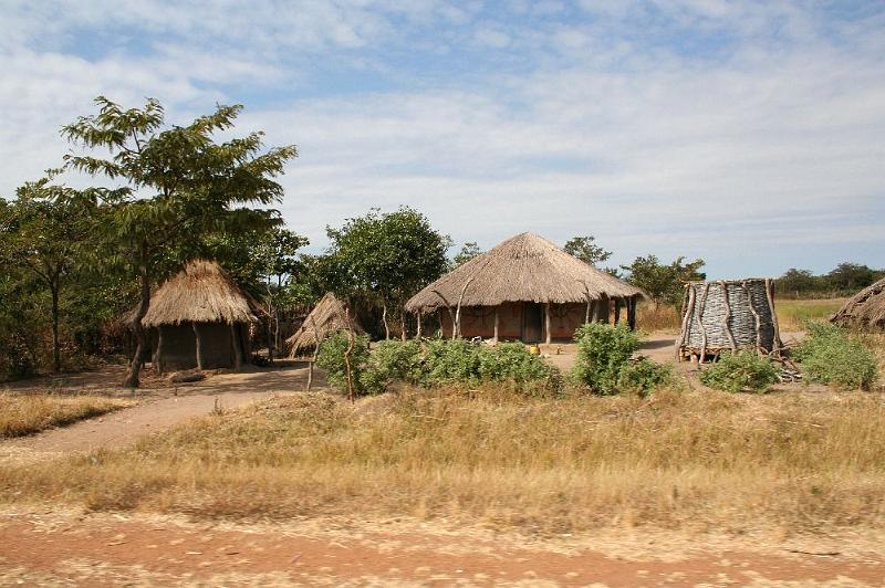 sambiaB007.jpg - Wohnhütten mit rundem Vorratslager