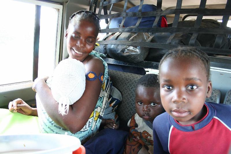 sambiaB014.jpg - Mutter mit 3 Kindern + Gepäck, die wir ein Stück mitgenommen haben