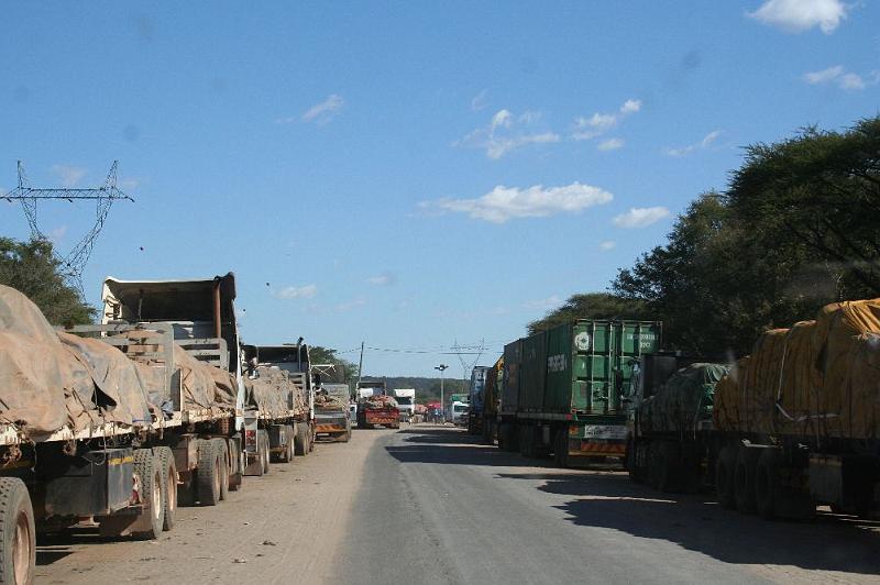 sambiaB026.jpg - LKW´s an der sambisch-botswanischen Grenze