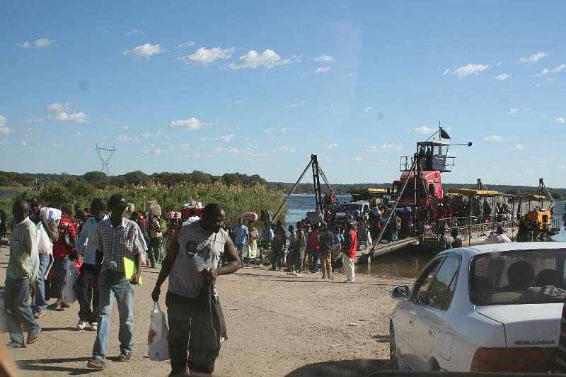 sambiaB027.jpg - Fähre nach Botswana