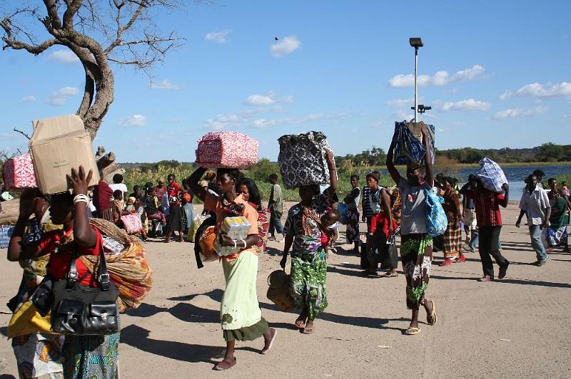 sambiaB028.jpg - vollbeladene Fährpassagiere