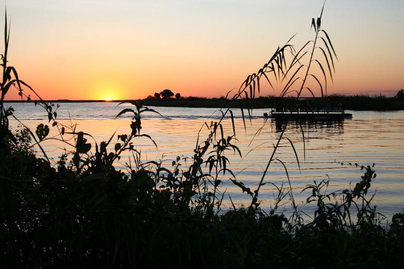 sambiaC002.jpg - Chobe River mit Sunset Cruise Boot