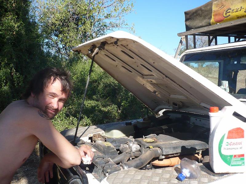 sambiaC006D.jpg - täglicher Motorcheck