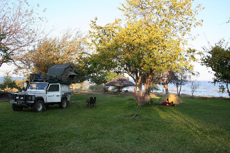 sambiaC021.jpg - mit Heidi & Ross und ihrem Landrover am Karibasee