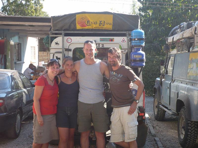 sambiaC028.jpg - Abschied von Heidi & Ross in Lusaka - tausend Dank für die Hilfe!!!