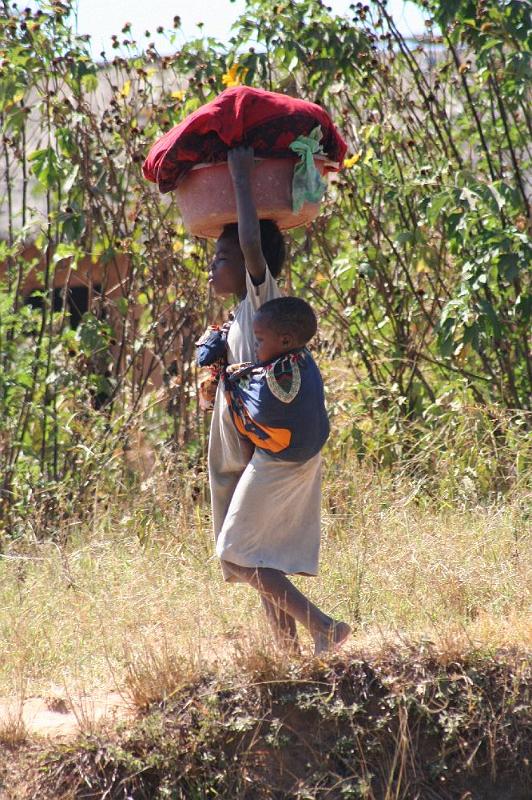 tansA004B.jpg - Mädchen an den Gleisen