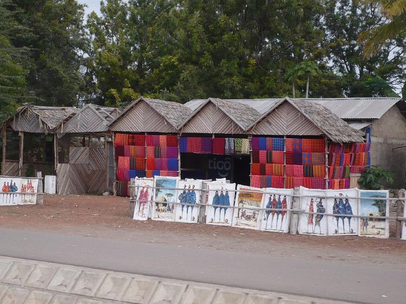 tansD022.jpg - Massai-Decken und -Bilder auf dem Weg nach Arusha