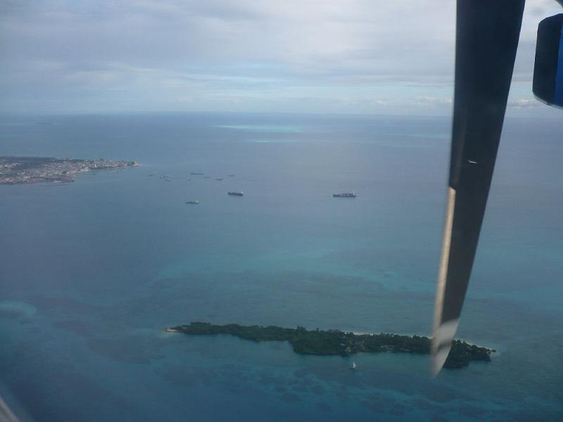 tansE001B.jpg - erster Blick auf Stonetown, die Altstadt von Sansibar-Town