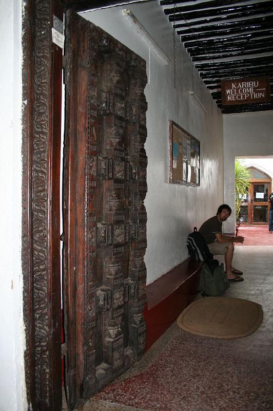 tansE001C.jpg - Imposante "Sansibar-Tür" an unserem Hotel