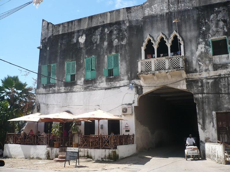 tansE001F.jpg - nette Restaurants gibt´s an jeder Straßenecke