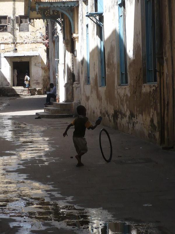 tansE001G.jpg - beliebtes Reifenspiel in ganz Tansania