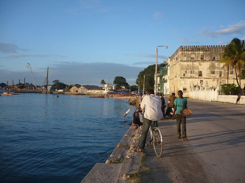 tansE013.jpg - am Hafen in Stonetown