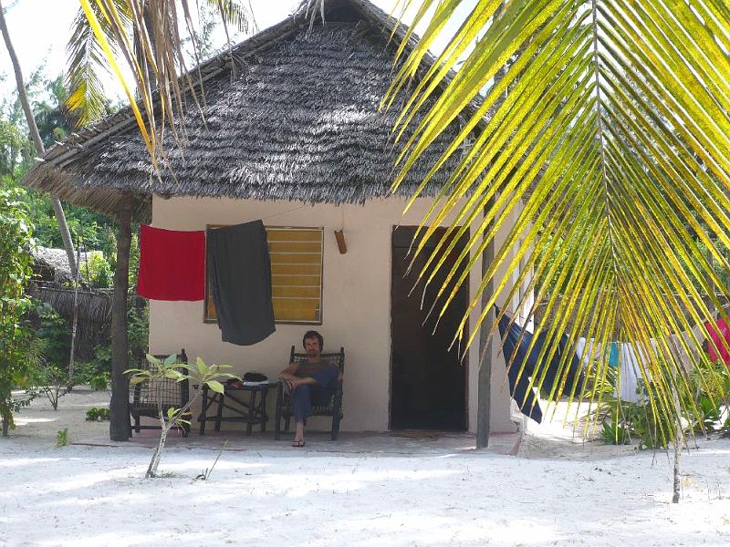 tansE018.jpg - unsere Hütte bei Bweeju